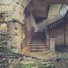 Une vieille cage d'escalier d'un château délabré. sur Patrick Löbler