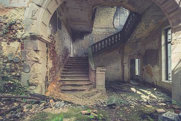 Een oud trappenhuis van een vervallen kasteel.