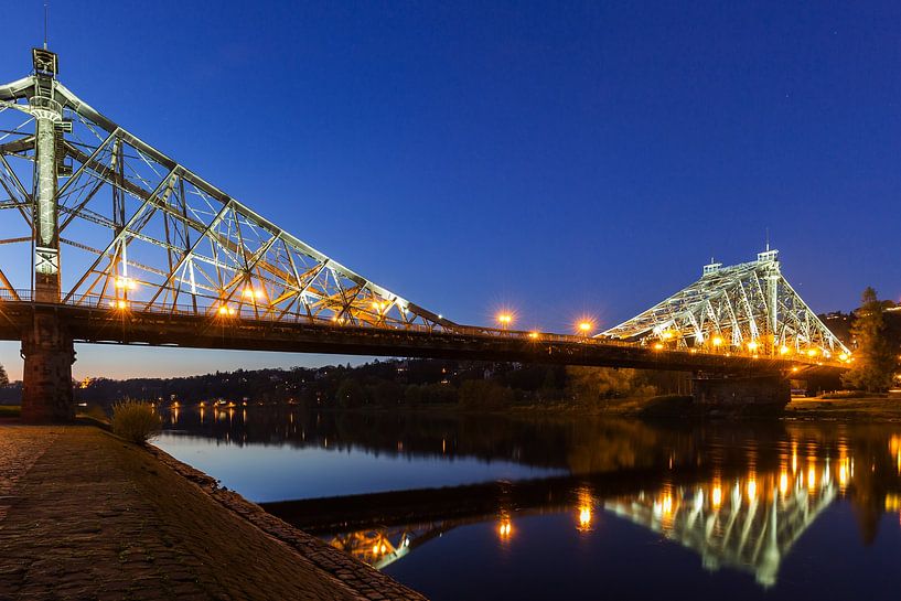 Dresden - Loschwitzbrug (Blaues Wunder) op het blauwe uur van Frank Herrmann