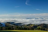 Duitsland, Boven de wolken op een berg schauinsland op een zonnige dag met sneeuw van adventure-photos thumbnail