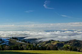 Allemagne, Au-dessus des nuages sur une montagne schauinsland par une journée ensoleillée avec de la neige sur adventure-photos