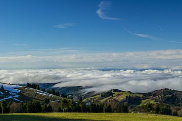 Duitsland, Boven de wolken op een berg schauinsland op een zonnige dag met sneeuw van adventure-photos