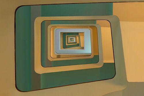 Abstraktes Treppenhaus im alten Postamt Breda