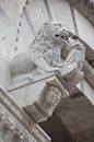 Beeld van Leeuw die draak dood op de Sint Martin Kathedraal in Lucca, Toscane, Italië van Joost Adriaanse thumbnail
