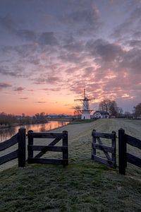 Mooie zonsopkomst bij Molen De Vlinder aan de rivier de Linge in de Be van Moetwil en van Dijk - Fotografie