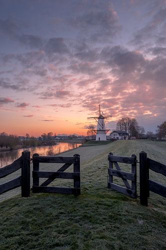 Mooie zonsopkomst bij Molen De Vlinder aan de rivier de Linge in de Be