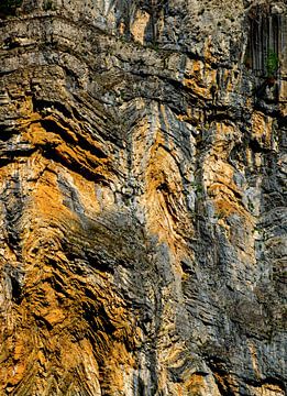 kleurrijke rotsen in de canyon van de rivier de Drin van Jan Fritz