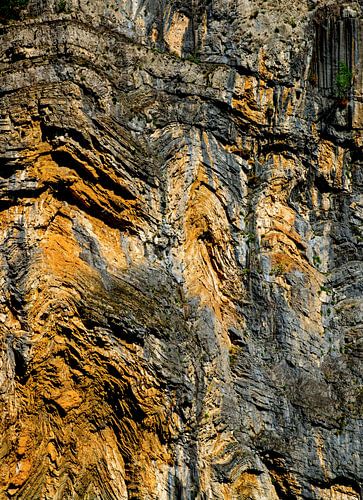 kleurrijke rotsen in de canyon van de rivier de Drin