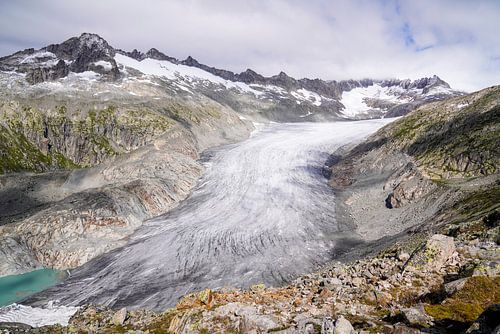 Zomers berglandschap in Zwitserland met groene alpenweiden en markante bergtoppen.