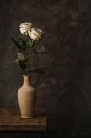 Zwei weiße Rosen vor einem Kunsthintergrund Stillleben