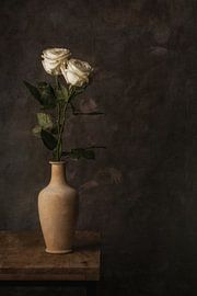 Two white roses in front of an art background still life by Jaimy Leemburg Fotografie