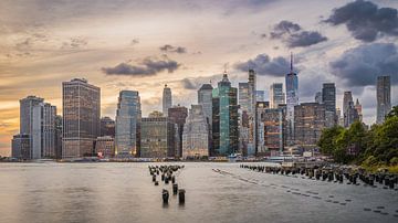 Manhattan in de avondzon vanaf Pier 1 van Roger Hamblok