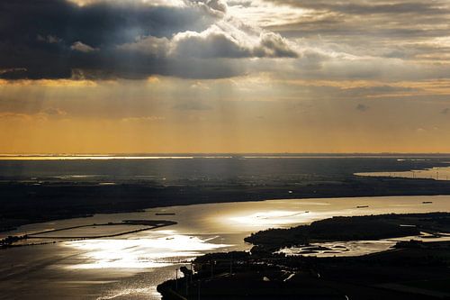 Zonnenstralen boven De Biesbosch