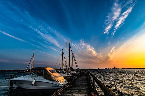 Motorboote &amp; Segelschiffe, Sonnenuntergang am Hafen Altefähr, Insel Rügen