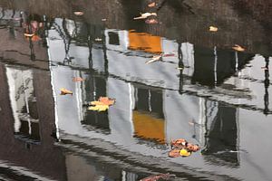 Spiegeling in de Oude Gracht van Utrecht 4 van Marijke van Eijkeren