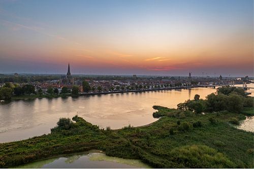 Kampen oude stad aan de IJssel tijdens een zomerse zonsondergang
