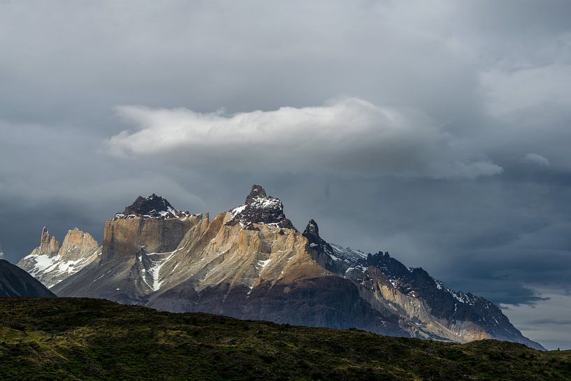 Los Cuernos in Pategonia, Torres del Paine van Gerry van Roosmalen