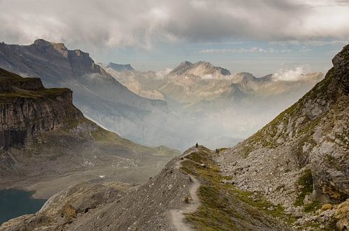 Bergpad met bergwandelaar op de afdaling naar Kandersteg in de Zwitserse bergen