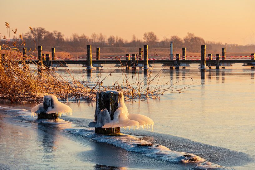 Vue sur le Warnow avec bollard et passerelle en hiver par Rico Ködder