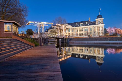 Stadsgezicht Muntgebouw en Abel Tasmanbrug Utrecht in de avond.