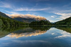 Karwendel im Abendlicht am Stausee in Krün