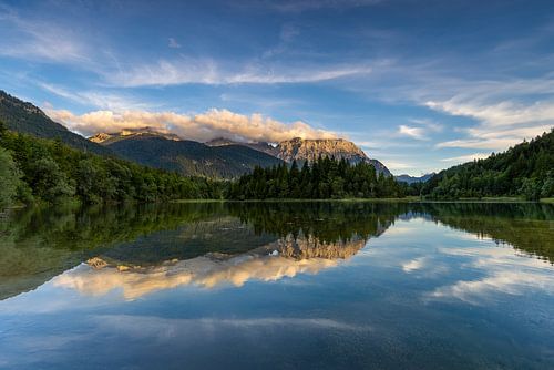 De Karwendel in het avondlicht bij het stuwmeer in Krün