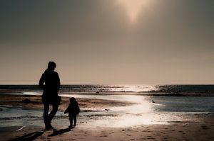 Mutter und Tochter am Strand