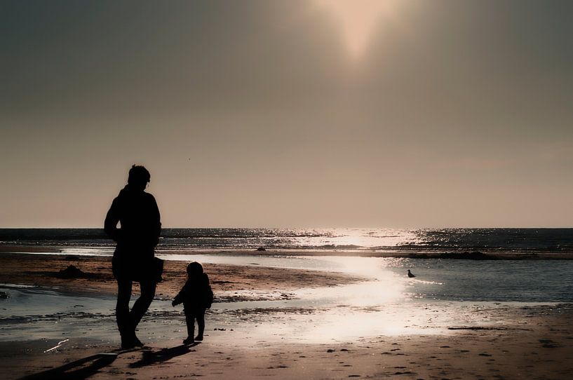 Mutter und Tochter am Strand von Tammo Strijker