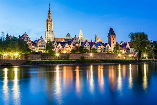 Ulm op de Donau met 's avonds de Ulmse kathedraal