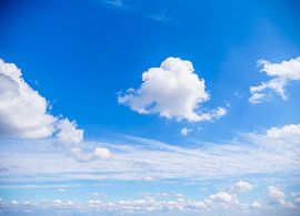 Lucht met wolken