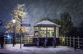 Brugwachtershuisje in de sneeuw - Weesp in Beeld by Joris van Kesteren