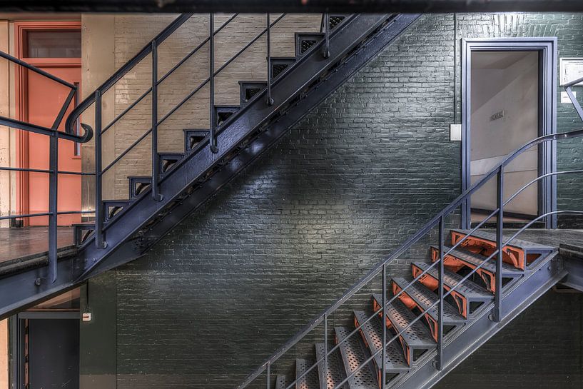 Trappenhuis symmetrie leegstaande gevangenis Schutterswei in Alkmaar van Sven van der Kooi (kooifotografie)