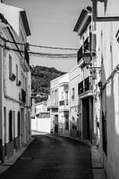 Typische Straße in einem spanischen Dorf an der Costa Blanca, fotografiert in Schwarz-Weiß.