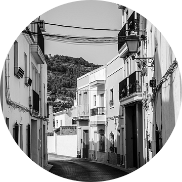 Typisch straatje van een Spaans dorp aan de Costa Blanca, gefotografeerd in zwartwit. van Arte D'España