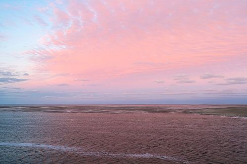 Coucher de soleil rose au-dessus de la mer des Wadden sur Wad of Wonders
