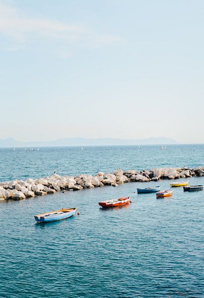 Bootjes in de haven van Napels | Kleurrijke reisfotografie van Studio Rood
