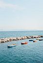 Bootjes in de haven van Napels | Kleurrijke reisfotografie van Studio Rood thumbnail