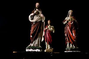 Foto eines Stilllebens mit Jesus-Statuen.