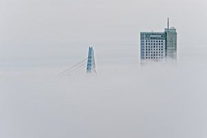 Erasmusbrug en Maastoren | Mist Rotterdam van Rob de Voogd / zzapback