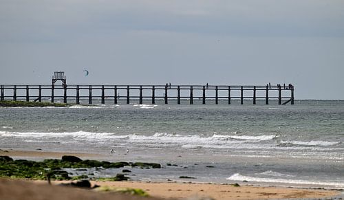 côte normande avec jetée dans la mer