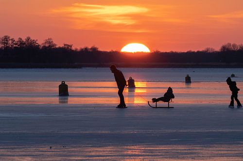 Natuurijsplezier bij zonsondergang