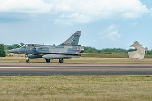 Dassault Mirage 2000-5F mit Bremsfallschirm.