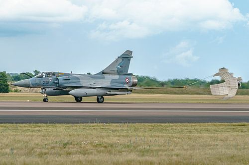 Dassault Mirage 2000-5F mit Bremsfallschirm.