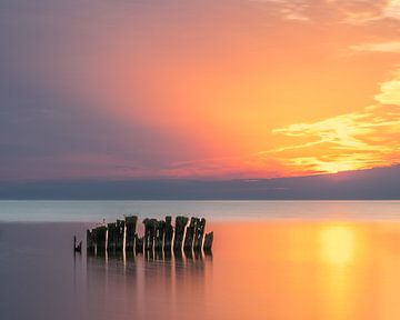 Een zomeravond aan het IJsselmeer bij Hindeloopen Friesland van Marga Vroom