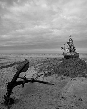 Gestrande garnalenkotter Zandvoort van Peter Bartelings