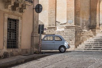Straatbeeld van een auto in Noto | Italië