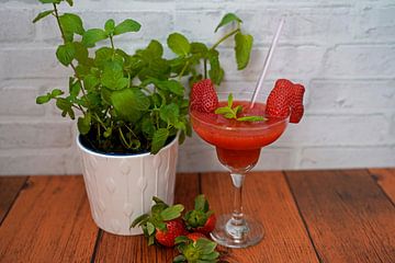 Cocktail de rhum aux fraises dans un verre