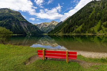 Eine rote Bank am Vilsalspsee von Teresa Bauer