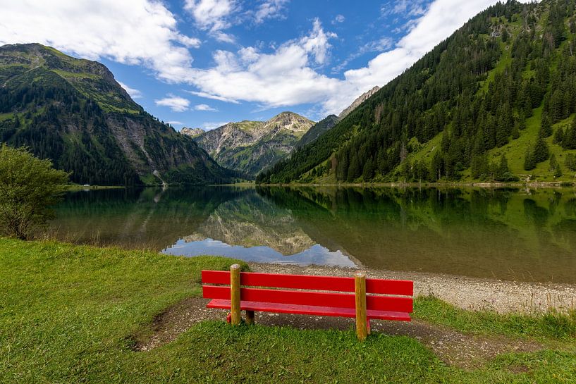 Un banc rouge au bord du lac Vilsalspsee par Teresa Bauer