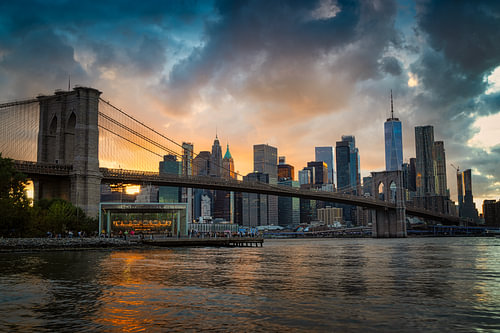 Brooklyn Bridge bij zonsondergang in New York